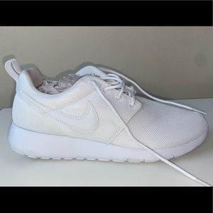 Nike Roshe One white Nike shoes.